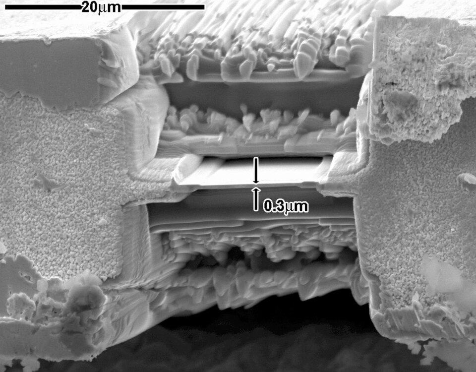 SEM 中央保留下來的 FIB 薄片,原圖標示厚度 0.3 微米