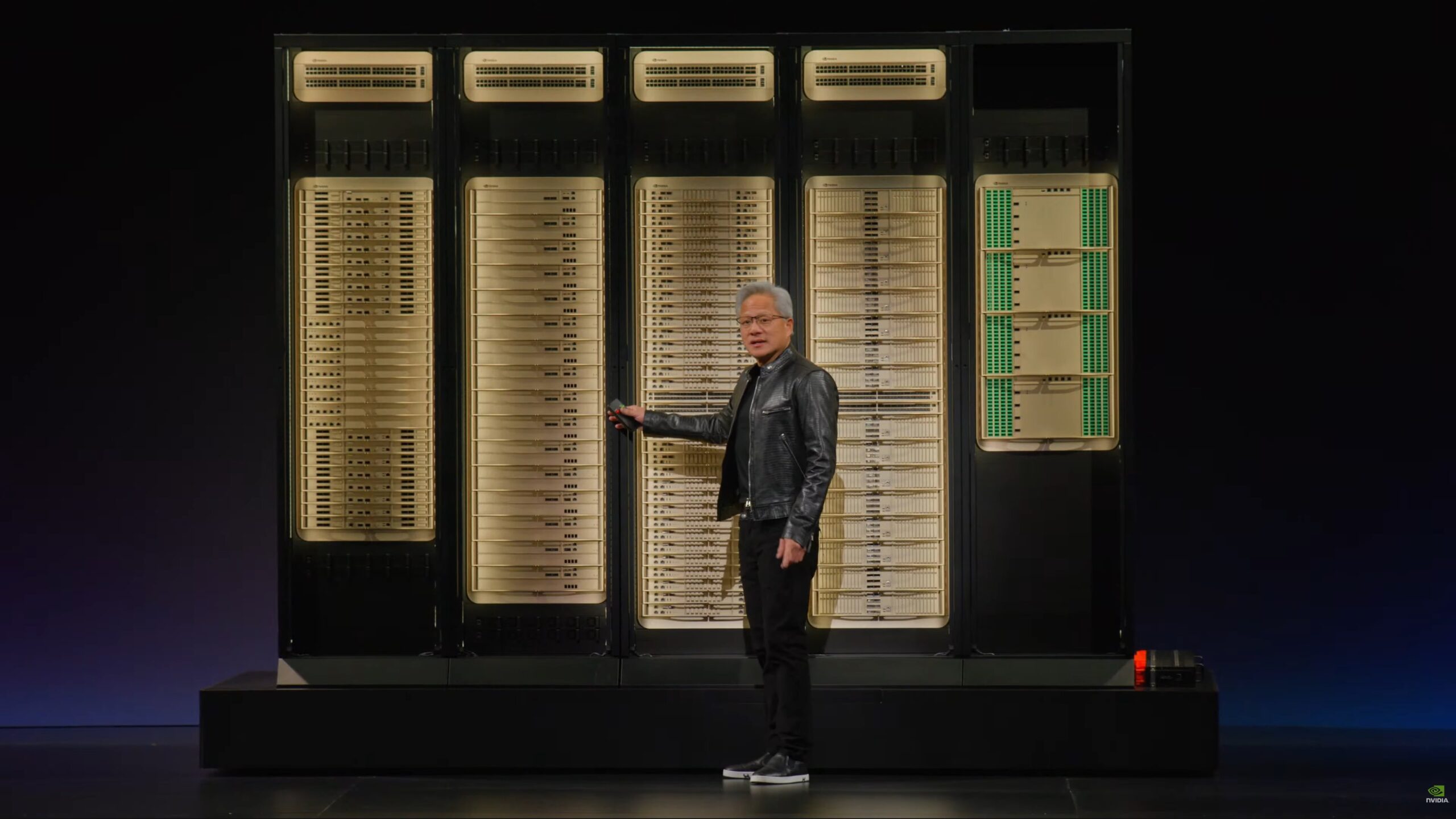 Jensen Huang 與 NVIDIA Vera Rubin NVL72 機架群 · Computex 2026 Keynote